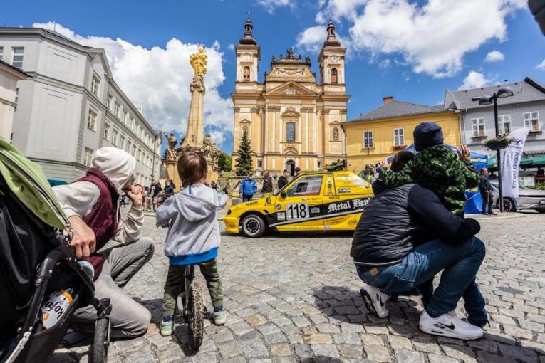 Závodní automobil na náměstí ve Šternberku