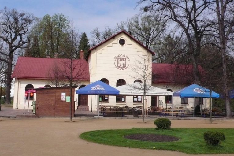 Restaurace v parku