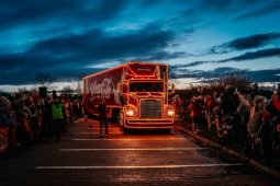 Vánoční kamion Coca-Cola opět přijíždí do Česka. Nechte rozeznít pravé kouzlo Vánoc a přivítejte jej v Praze dokonce na třech místech