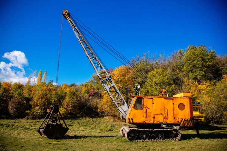 Stará technika, nákladní a osobní auta v dole a průmyslovém skanzenu Solvayovy lomy, Svatý Jan pod skalou. Zdroj: Shutterstock.com/rudnitskaya_anna
