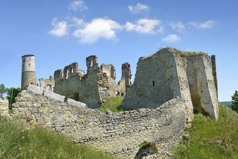 Zřícenina hradu Zvířetice u Mladé Boleslavi. Zdroj: Shutterstock.com/Pecold